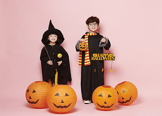 포토 JPG 스튜디오촬영 전신 배너 여자 남자 어린이 놀이 서기 미소 들기 소녀 이벤트 소년 두명 앞모습 장식 분장 축제 목도리 할로윈 한국인 마법사 마법사모자 마법사복장 마법지팡이 잭오랜턴 코스프레 어린이만 안경낌 분홍색배경 국내포토 모자_잡화 잡화 안경 뷰포인트 분홍색 백그라운드 모션 실내 표정 사람 동양인 파일형식