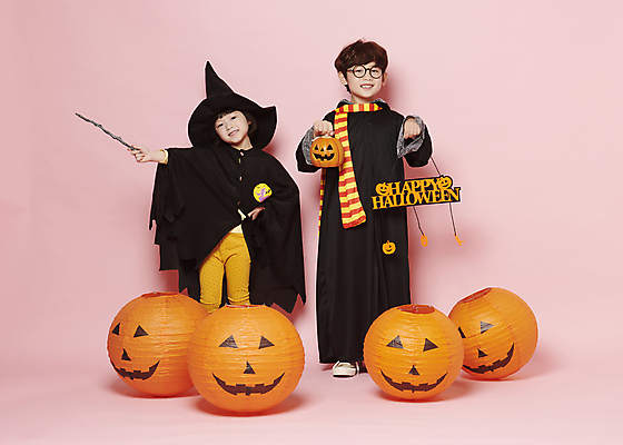 포토 JPG 스튜디오촬영 전신 배너 여자 남자 어린이 놀이 서기 미소 들기 소녀 이벤트 소년 두명 앞모습 장식 분장 축제 목도리 할로윈 한국인 마법사 마법사모자 마법사복장 잭오랜턴 코스프레 어린이만 안경낌 분홍색배경 국내포토 모자_잡화 잡화 안경 뷰포인트 분홍색 백그라운드 모션 실내 표정 사람 동양인 파일형식