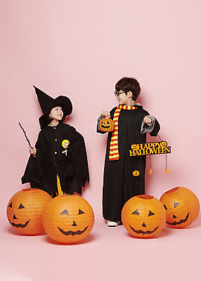 포토 JPG 스튜디오촬영 전신 배너 여자 남자 어린이 허리손 놀이 미소 들기 소녀 이벤트 소년 두명 앞모습 장식 분장 마주보기 축제 목도리 할로윈 한국인 마법사 마법사모자 마법사복장 마법지팡이 잭오랜턴 코스프레 어린이만 안경낌 분홍색배경 국내포토 모자_잡화 잡화 안경 뷰포인트 분홍색 포즈 백그라운드 모션 실내 표정 사람 동양인 파일형식