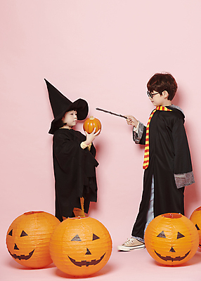 포토 JPG 스튜디오촬영 전신 응시 여자 남자 어린이 놀이 호박 서기 들기 소녀 이벤트 소년 두명 옆모습 분장 축제 목도리 할로윈 한국인 마법사 마법사모자 마법사복장 마법지팡이 잭오랜턴 코스프레 어린이만 안경낌 분홍색배경 국내포토 모자_잡화 시선 잡화 안경 뷰포인트 분홍색 백그라운드 채소 모션 실내 사람 동양인 파일형식