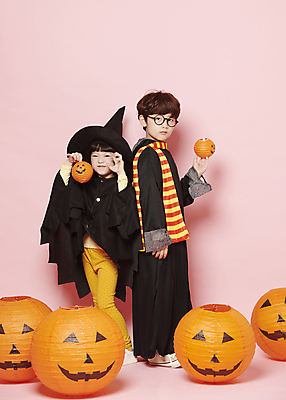 포토 JPG 스튜디오촬영 전신 응시 여자 남자 어린이 놀이 들기 손짓 소녀 이벤트 소년 두명 앞모습 옆모습 분장 축제 목도리 할로윈 한국인 마법사 마법사모자 마법사복장 잭오랜턴 코스프레 어린이만 안경낌 분홍색배경 국내포토 모자_잡화 시선 잡화 안경 뷰포인트 분홍색 백그라운드 모션 실내 사람 동양인 파일형식