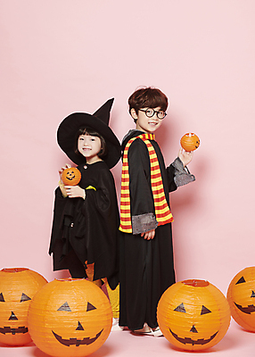 포토 JPG 스튜디오촬영 전신 응시 여자 남자 어린이 놀이 서기 미소 들기 소녀 이벤트 소년 두명 옆모습 분장 축제 목도리 할로윈 한국인 마법사 마법사모자 마법사복장 잭오랜턴 코스프레 어린이만 안경낌 분홍색배경 국내포토 모자_잡화 시선 잡화 안경 뷰포인트 분홍색 백그라운드 모션 실내 표정 사람 동양인 파일형식