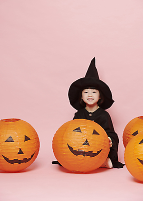 포토 JPG 스튜디오촬영 전신 여자 어린이 안기 놀이 한명 미소 앉기 소녀 이벤트 상반신 앞모습 분장 축제 할로윈 한국인 마법사 마법사모자 마법사복장 잭오랜턴 코스프레 소녀한명만 분홍색배경 국내포토 모자_잡화 1 뷰포인트 분홍색 백그라운드 모션 실내 표정 사람 동양인 여자한명만 소녀만 파일형식