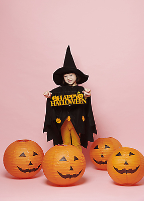 포토 JPG 스튜디오촬영 전신 배너 여자 어린이 놀이 한명 미소 들기 소녀 이벤트 앞모습 분장 축제 팻말 할로윈 한국인 마법사 마법사모자 마법사복장 잭오랜턴 코스프레 소녀한명만 분홍색배경 국내포토 모자_잡화 1 뷰포인트 분홍색 백그라운드 모션 프레임 실내 표정 사람 동양인 여자한명만 소녀만 파일형식