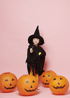 포토 JPG 스튜디오촬영 전신 여자 어린이 허리손 놀이 한명 서기 미소 들기 소녀 이벤트 앞모습 분장 축제 할로윈 한국인 마법사 마법사모자 마법사복장 마법지팡이 잭오랜턴 코스프레 소녀한명만 분홍색배경 국내포토 모자_잡화 1 뷰포인트 분홍색 포즈 백그라운드 모션 실내 표정 사람 동양인 여자한명만 소녀만 파일형식
