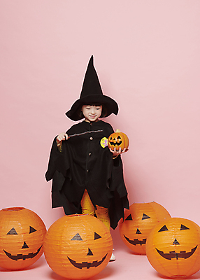 포토 JPG 스튜디오촬영 전신 여자 어린이 놀이 한명 미소 들기 소녀 이벤트 앞모습 분장 축제 할로윈 한국인 마법사 마법사모자 마법사복장 마법지팡이 잭오랜턴 코스프레 소녀한명만 분홍색배경 국내포토 모자_잡화 1 뷰포인트 분홍색 백그라운드 모션 실내 표정 사람 동양인 여자한명만 소녀만 파일형식