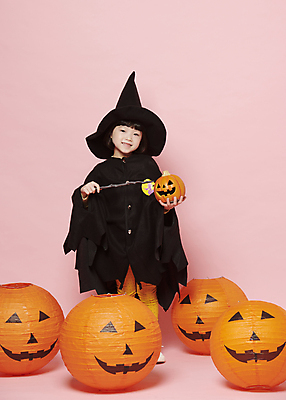 포토 JPG 스튜디오촬영 전신 여자 어린이 놀이 한명 미소 들기 소녀 이벤트 앞모습 분장 축제 할로윈 한국인 마법사 마법사모자 마법사복장 마법지팡이 잭오랜턴 코스프레 소녀한명만 분홍색배경 국내포토 모자_잡화 1 뷰포인트 분홍색 백그라운드 모션 실내 표정 사람 동양인 여자한명만 소녀만 파일형식