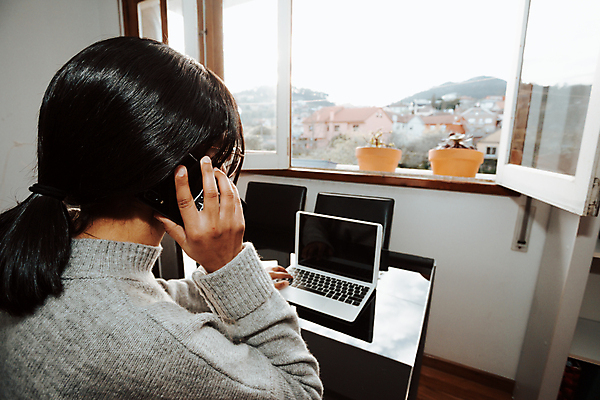 포토 JPG 해외이미지 직업 학생 라이프스타일 여자 생각 인터넷 비즈니스 탁자 모바일 아파트 주택 직장 실내 미소 앉기 성인 사람없음 노트북 스마트폰 핸드폰 컴퓨터 방 침대 업무 비즈니스우먼 프리랜서 해외포토 가구 회사 모션 표정 사람 내부 건물 생활 전자제품 스마트기기 작업 직장인 파일형식 이미지허브