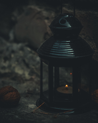 포토 JPG 해외이미지 전통 디자인 외관 촛불 유리 벽지 불 추상 휴식 조명 따뜻함 사람없음 장식 빛 평화 어둠 황혼 낭만 수확 골동품 마술사 시골 등불 램프 손전등 뜨거움 영혼 분위기 닫기 야간 신비 명상 오브젝트 복고 촛대 장면 부드러움 연소 광 구식 블러 심지 왁스 정물화 필터 해외포토 자연요소 컨셉 무늬 농업 초 모션 재질 일몰 마술 감각 그림 파일형식 이미지허브