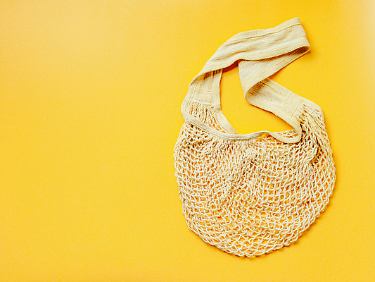 포토 JPG 해외이미지 실내 사람없음 하이앵글 자연보호 그린캠페인 에코 친환경 노란배경 친환경제품 카피스페이스 제로웨이스트 네트백 해외포토 캠페인 뷰포인트 백그라운드 가방 자연 내부 노란색 환경 공백 보호 사회이슈 파일형식 이미지허브