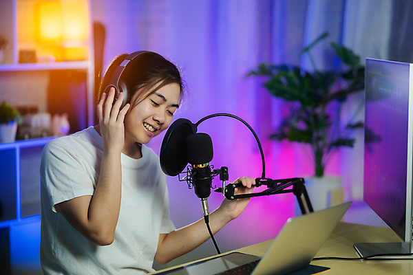 포토 JPG 해외이미지 여자 노래 한명 상반신 성인 눈감음 헤드폰 잡기 마이크 녹음실 성인여자한명만 해외포토 1 음악 음향기기 모션 사람 여자한명만 성인여자만 파일형식 녹음_기록 이미지허브