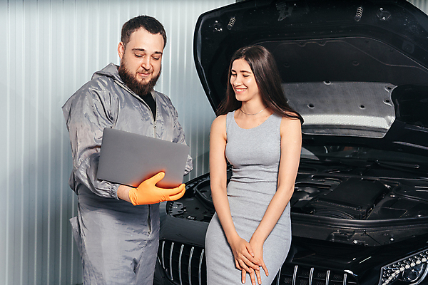 포토 JPG 해외이미지 백인 직업 여자 행복 비즈니스 교통시설 자동차 실내 사람 성인 두명 노트북 컴퓨터 세일 작업 오픈 작업실 기술자 전문직 구매 고객 서비스 경영자 전자 보여주기 정비공 렌탈 임대 자동 정비소 차고 해외포토 서양인 감정 육상교통 교통 모션 내부 경제 전자제품 쇼핑 시설 리더 파일형식 이미지허브