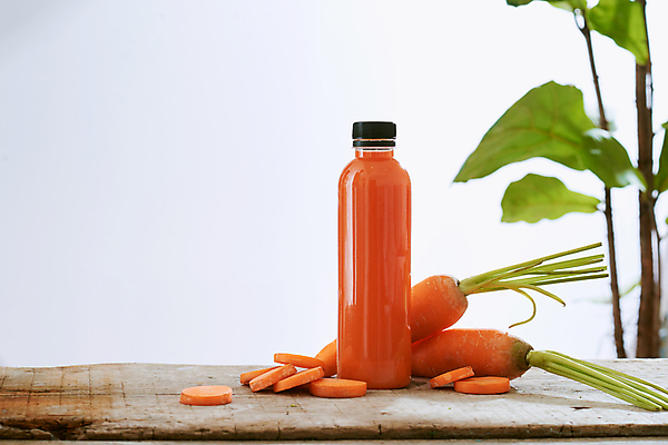 포토 JPG 해외이미지 실내 사람없음 아웃포커스 당근 흰배경 건강식 당근주스 음료수병 플라스틱병 디톡스 해외포토 음식 백그라운드 뿌리채소 촬영기법 건강 내부 흰색 야채주스 플라스틱 병_담는 파일형식 이미지허브