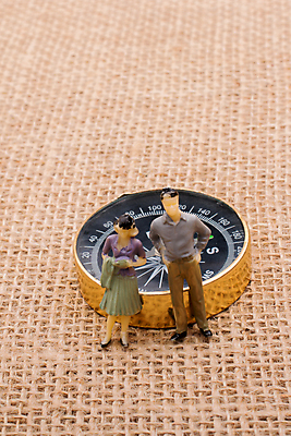 포토 JPG 해외이미지 실내 사람없음 나침반 인물미니어처 갈색배경 해외포토 백그라운드 내부 갈색 미니어처 파일형식 이미지허브