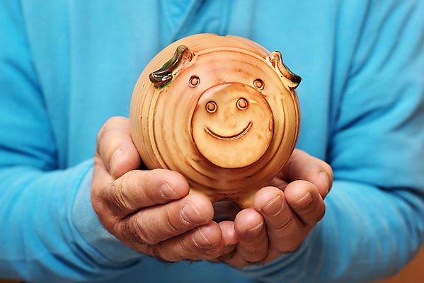 포토 JPG 해외이미지 백인 1 손 할아버지 노년 백그라운드 돈 주택 실내 사람 사람없음 금융 경제 저축 돼지저금통 유로 돼지 절약 재산 은퇴 투자 이익 회계 월급 넣기 수입 연금 예산 옛날 위기 해외포토 서양인 남자 컨셉 비즈니스 포유류 모션 성인 내부 건물 신체부위 저금통 파일형식 이미지허브