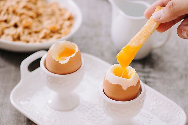 포토 JPG 해외이미지 손 회색배경 쟁반 실내 요리 들기 아웃포커스 신체부위 아침식사 토스트 삶은계란 노른자 계란꽂이 시럽컵 해외포토 빵 백그라운드 모션 촬영기법 사람 내부 계란 식사 회색 계란요리 꽂이 파일형식 이미지허브