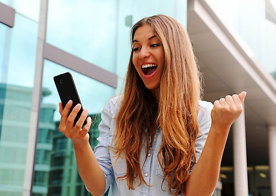 포토 JPG 해외이미지 학생 라이프스타일 손 응시 여자 행복 인터넷 비즈니스 유리 놀이 성공 모바일 세포 한명 미소 웃음 사람 야외 건물 스마트폰 핸드폰 사무실 고층빌딩 축하 관찰 잡기 도시 우승 오픈 입 무선전화기 스마트 흥분 온라인 승자 해외포토 1 건축물 시선 감정 컨셉 모션 재질 표정 빌딩 생활 신체부위 전자제품 스마트기기 최고 전화기 파일형식 이미지허브