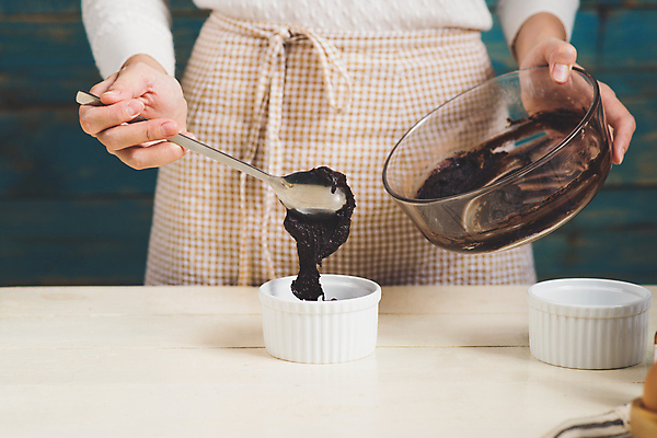 포토 JPG 해외이미지 그릇 여자 탁자 실내 요리 한명 들기 상반신 성인 앞모습 숟가락 붓기 반죽 제빵 유리그릇 초코맛 성인여자한명만 해외포토 1 식기 뷰포인트 가구 모션 유리 수저 사람 내부 제과제빵 초콜릿 맛 여자한명만 성인여자만 파일형식 이미지허브