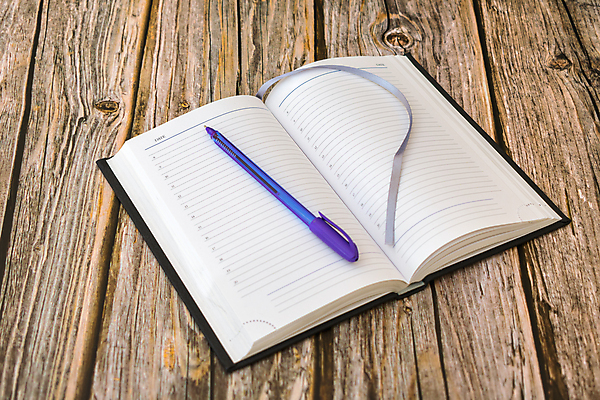 포토 JPG 해외이미지 교육 종이 컨셉 비즈니스 학교 탁자 표면 노동자 바닥 사람없음 목재 책 금융 사무실 펜 다이어리 보라색 공백 수확 달력 흰색 공구 업무 판넬 오픈 계획 편지 오브젝트 문서 캔버스 페이지 고립 북마크 분배 옛날 원고 조언 프로젝트 파케트 효과 해외포토 나무 직업 컬러 가구 농업 재료 경제 필기구 사무용품 도구 작업 파일형식 이미지허브