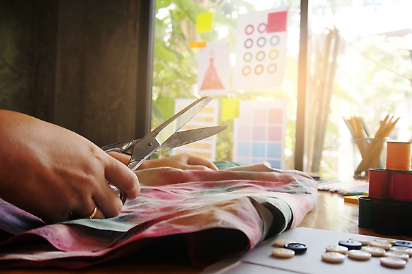 포토 JPG 해외이미지 백인 직업 디자인 드레스 옷 여자 산업 비즈니스 창조 성인 취미 사람없음 연필 유행 장비 직물 업무 작업실 마네킹 디자이너 스케치 천 수집 그림 바쁨 예술가 주인 수공예 재단 재단사 스타일리스트 핸드메이드 스타일 해외포토 서양인 학용품 미술 사람 필기구 작업 공예 파일형식 이미지허브