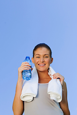 포토 JPG 해외이미지 응시 여자 한명 들기 상반신 성인 앞모습 물 파란색 운동복 수건 시원함 물병 갈증해소 성인여자한명만 해외포토 자연요소 1 시선 옷 뷰포인트 컬러 모션 사람 위생용품 물통 해소 여자한명만 성인여자만 파일형식 이미지허브