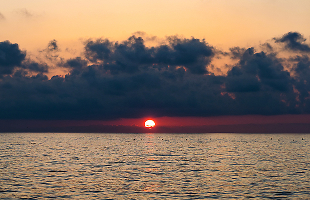 포토 JPG 해외이미지 구름 파도 바다 여행 백그라운드 자연 하늘 풍경 사람없음 물 여름 태양 일몰 광선 바위 폭풍 내추럴 조지아 해외포토 자연요소 계절 날씨 노을 돌_바위 생태계 동유럽 파일형식 이미지허브