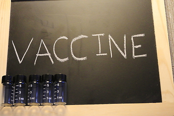 포토 JPG 해외이미지 과학 백그라운드 유리병 건강 병원 실험 사람없음 치료 가로 스터디 약 3D 건강관리 희망 장비 흰색 투명 실험실 제조 질병 생명공학 약국 생물학 주사약 테라피 조제 고립 돌봄 백신 분배 예방접종 치료제 해외포토 교육 감정 컬러 의학 모션 병_용기 관리 학습 뷰티 디지털합성 만들기 접종 파일형식 이미지허브