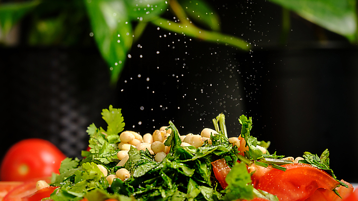 포토 JPG 해외이미지 손 토마토 채소 오이 쟁반 건강 요리 사람없음 주방 칼 조리대 소금 비건 혜택 해외포토 신체부위 채식주의자 파일형식 이미지허브