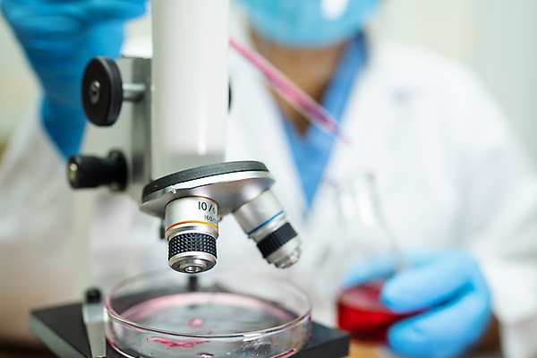 포토 JPG 해외이미지 응시 안경 과학 건강 실험 사람없음 파란색 약 장비 의사 액체 기술자 실험실 바이러스 보호 DNA 생명공학 약국 과학자 분석 생물학 비커 유리그릇 튜브 발견 조제 백신 화학물질 화학자 해외포토 직업 그릇 시선 잡화 교육 컬러 컨셉 의학 유리 실험기구 의료진 화학 만들기 학자 파일형식 이미지허브