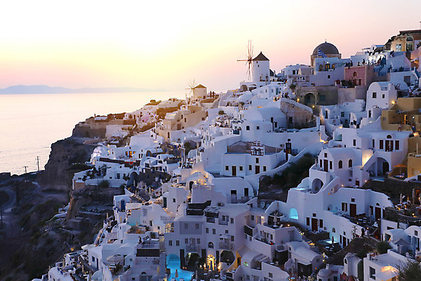 포토 JPG 해외이미지 전통 유럽 바다 섬 여행 건축양식 하늘 지붕 휴가 주택 사람없음 건물 빨간색 파란색 빛 컬러풀 태양 뷰티 마을 일출 황혼 일몰 새벽 낭만 흰색 야간 제비꽃 그리스 그림 휴양지 타운 산토리니 빛망울 그리스인 해외포토 자연요소 서양인 건축물 건축 꽃 나라 컬러 컨셉 노을 장소 도시 파일형식 이미지허브