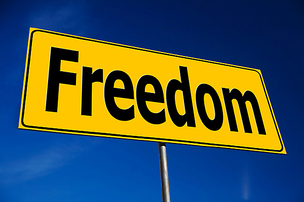 포토 JPG 해외이미지 도로 여행 컨셉 가이드 텍스트 교통시설 하늘 미래 출입구 아이디어 프레임 광고판 사람없음 여름 금융 파란색 단어 노란색 자유 정보 최고 표지판 메시지 선택 민주주의 방향 교차로 알림 심볼 사인 도로표지판 공지사항 네비게이션 루트 방법 업그레이드 조언 헬프 해외포토 직업 문자 계절 길 컬러 교통 알림판 경제 도움 시설 판 파일형식 이미지허브