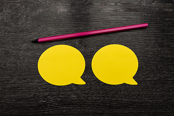 포토 JPG 해외이미지 종이 말풍선 아이디어 사람없음 연필 노란색 카피스페이스 나무배경 해외포토 컬러 백그라운드 컨셉 학용품 필기구 공백 파일형식 이미지허브