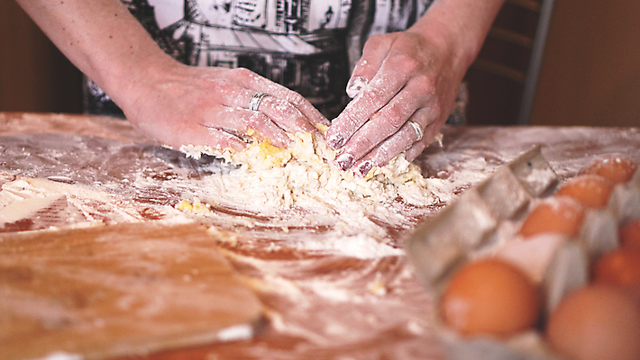 포토 JPG 해외이미지 여자 할머니 음식 빵 백그라운드 재료 탁자 디저트 주택 파스타 건강 관리 요리 사람 사람없음 목재 케이크 주방 계란 앞치마 빵집 우유 시골 사발 정상 설탕 굽기 준비 날것 반죽 만들기 밀가루 먼지 위치 버터 밀가루반죽 이스트 제빵사 페스츄리 핸드메이드 해외포토 나무 직업 노년 가구 모션 유제품 서양음식 건물 상점 알 사기그릇 가루 구이 파일형식 이미지허브