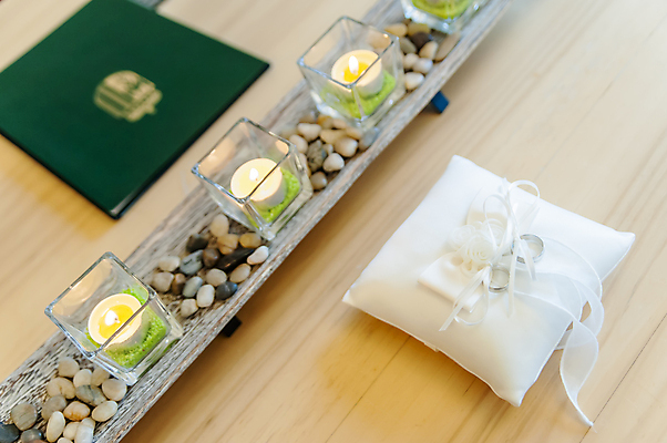 포토 JPG 해외이미지 전통 라이프스타일 종이 결혼 지도 2 탁자 결혼식 함께함 실내 사랑 사람없음 내부 장식 책 가로 사무실 흰색 축하 반지 계약 문서 약혼 서명 증명서 해외포토 감정 컬러 가구 컨셉 비즈니스 장신구 이벤트 생활 약속 파일형식 이미지허브