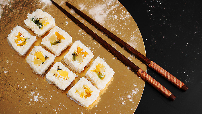 포토 JPG 해외이미지 전통 접시 문화 음식 조각 백그라운드 오렌지 과일 포장 딸기 아이스크림 디저트 치즈 바나나 건강 키위 요리 한명 동양인 빨간색 뷰티 일본 식사 어둠 초밥 카페 흰색 신선 달콤 맛 크림 파인애플 준비 롤 팬케이크 점심식사 페스츄리 맛있는 해외포토 1 식기 아시아 빵 컬러 컨셉 유제품 사람 인종 케이크 상점 열대과일 일본음식 파일형식 이미지허브