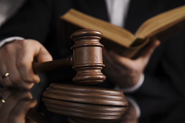 포토 JPG 해외이미지 손 남자 실내 한명 들기 상반신 성인 앞모습 아웃포커스 신체부위 책 법 의사봉 판결 성인남자한명만 해외포토 1 뷰포인트 모션 촬영기법 사람 내부 남자한명만 성인남자만 파일형식 이미지허브