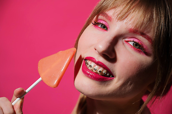 포토 JPG 해외이미지 백인 여자 행복 감정 얼굴 분홍색 백그라운드 2 치과 병원 막대사탕 사탕 한명 미소 웃음 뷰티 유행 금속 힘 기쁨 립스틱 표현 신선 입 달콤 치아 혀 먹기 입술 치과의사 돌봄 위생관리 줄서기 치아교정 펑크 해외포토 서양인 1 컬러 의학 모션 재질 디저트 표정 관리 사람 신체부위 화장품 의사 소화기관 맛 교정 파일형식 이미지허브