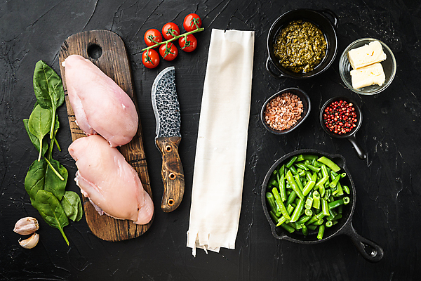 포토 JPG 해외이미지 그릇 방울토마토 검은배경 실내 마늘 사람없음 하이앵글 닭고기 신선 날것 소금 후추 식칼 버터 바질 대파 나무도마 닭가슴살 종이호일 페스토 해외포토 식기 뷰포인트 백그라운드 토마토 채소 주방용품 도마 육류 내부 목재 검은색 소스_음식 향신료 파 파일형식 이미지허브