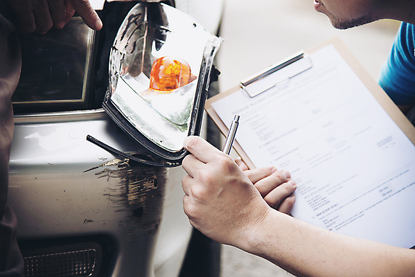 포토 JPG 해외이미지 1 손 남자 종이 도로 교통시설 자동차 사람 성인 사람없음 카메라 손상 시험 기록 수리 충돌 사건 중개인 보고서 그림 문서 보험 깨짐 돌봄 서류판 자동 장교 적자 주장 해외포토 직업 교육 길 육상교통 교통 컨셉 모션 신체부위 전자제품 사무용품 시설 파일형식 이미지허브