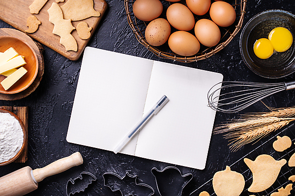 포토 JPG 해외이미지 요리 사람없음 펜 바구니 쿠키 계란 공책 할로윈 오브젝트 밀가루 거품기 밀대 쿠키틀 버터 해외포토 주방용품 문구용품 디저트 필기구 알 가루 제빵도구 파일형식 이미지허브