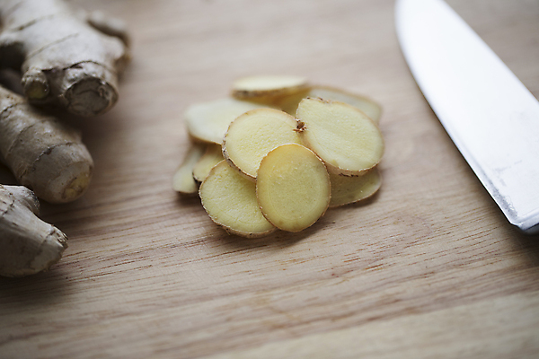 포토 JPG 해외이미지 음식 조각 다이어트 재료 건강 요리 사람없음 목재 신선 양념 칼 맛 향신료 유기농 날것 슬라이스 뿌리 생강 내추럴 해외포토 나무 웰빙 컨셉 채소 향미료 파일형식 이미지허브