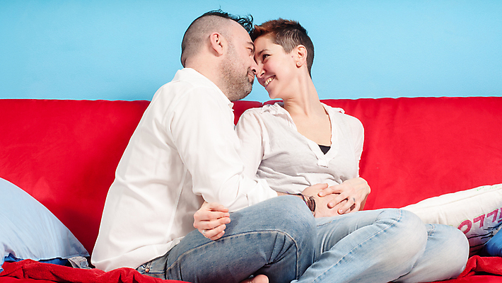 포토 JPG 해외이미지 커플 행복 2 가족 관계 포옹 남편 함께함 사랑 미소 두명 기쁨 낭만 흰색 아내 열정 해외포토 감정 컬러 컨셉 안기 표정 사람 파일형식 이미지허브