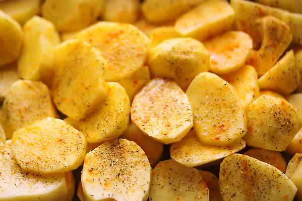 포토 JPG 해외이미지 접시 음식 조각 백그라운드 채소 감자 건강 요리 사람없음 옆모습 노란색 주방 식사 저녁식사 튀김 껍질 흰색 시골 뜨거움 황금 오븐 맛 폐기물 자르기 굽기 먹기 피부 향신료 매움 슬라이스 소금 칼로리 후추 프랑스어 점심식사 채식주의자 맛있는 해외포토 문자 식기 뷰포인트 컬러 컨셉 모션 신체부위 가전제품 쓰레기 구이 채식 향미료 파일형식 이미지허브