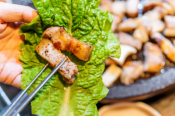 포토 JPG 해외이미지 손 한식 젓가락 실내 돼지고기 들기 아웃포커스 신체부위 상추 쌈 삼겹살 쌈채소 해외포토 음식 채소 모션 촬영기법 수저 육류 사람 내부 파일형식 이미지허브