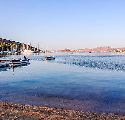 포토 JPG 해외이미지 실루엣 파도 바다 섬 여행 백그라운드 자연 하늘 아침 휴가 휴식 산 사람없음 야외 물 파란색 빛 태양 반사 일출 일몰 만 보트 지중해 그리스 휴양지 수평선 해외포토 주간 자연요소 유럽 컬러 컨셉 배_교통 촬영기법 노을 장소 생태계 파일형식 이미지허브