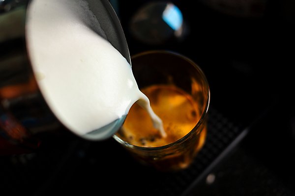 포토 JPG 해외이미지 커피 실내 사람없음 우유 붓기 라떼 해외포토 음료 모션 유제품 내부 파일형식 이미지허브