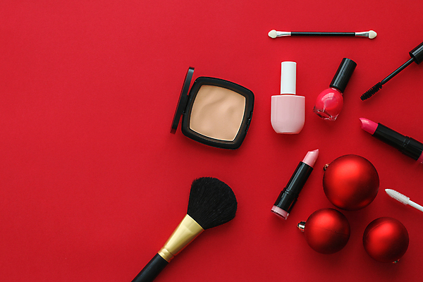 포토 JPG 해외이미지 디자인 백그라운드 컨셉 크리스마스장식 크리스마스 사람없음 하이앵글 뷰티 화장품 장식볼 립스틱 화려 고급 오브젝트 마스카라 매니큐어 메이크업브러쉬 빨간배경 팩트 플랫레이 해외포토 아이섀도브러쉬 기념일 뷰포인트 장식 빨간색 붓 플랫 파일형식 이미지허브