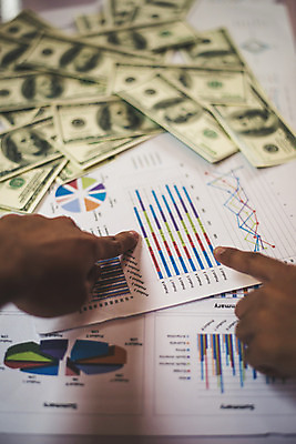 포토 JPG 해외이미지 손 여자 남자 종이 컨셉 돈 비즈니스 그래프 설계 사람 사람없음 금융 달러 흰색 가리킴 업무 계획 분석 보고서 문서 보여주기 해외포토 컬러 모션 손짓 신체부위 경제 작업 재산 파일형식 이미지허브