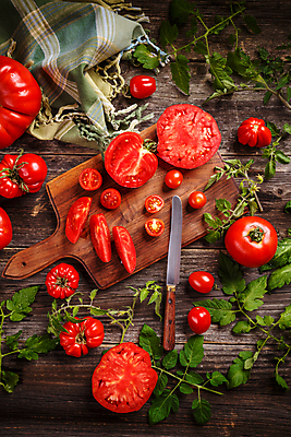 포토 JPG 해외이미지 잎 토마토 방울토마토 단면 실내 사람없음 하이앵글 나이프 슬라이스 나무도마 나무배경 해외포토 식물 식기 뷰포인트 백그라운드 채소 도마 내부 목재 칼 파일형식 이미지허브