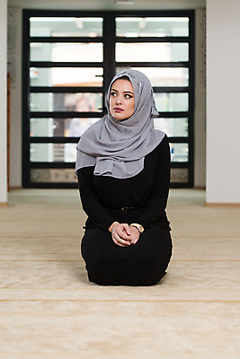 포토 JPG 해외이미지 백인 전통 여자 종교 관리 한명 성인 목도리 흰색 기도 의식 역사 이슬람교 심볼 모스크 신성 동쪽 묵주 사우디아라비아 라마단 마스지드 숭배 신앙심 아랍어 해외포토 서양인 1 잡화 컬러 중동 종교용품 사람 방향 파일형식 이미지허브